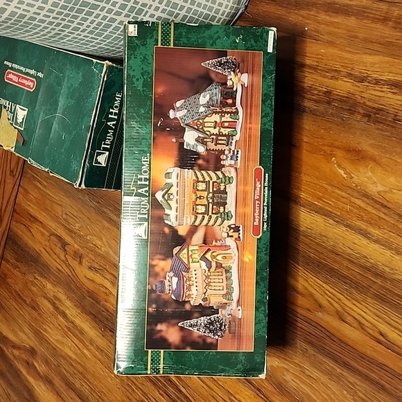 Beautiful VINTAGE KMART TRIM A HOME BAYBERRY CHRISTMAS VILLAGE - Picture 1 of 5